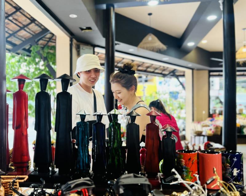 Một quầy hàng trưng bày các mặt hàng lưu niệm làm từ vỏ sò và vỏ ốc biển tại chợ Nha Trang